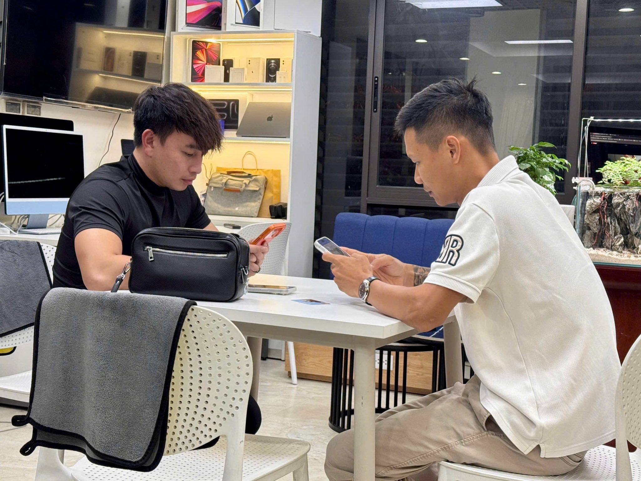 Khách ghé chơi nhẹ, chốt đơn nặng.