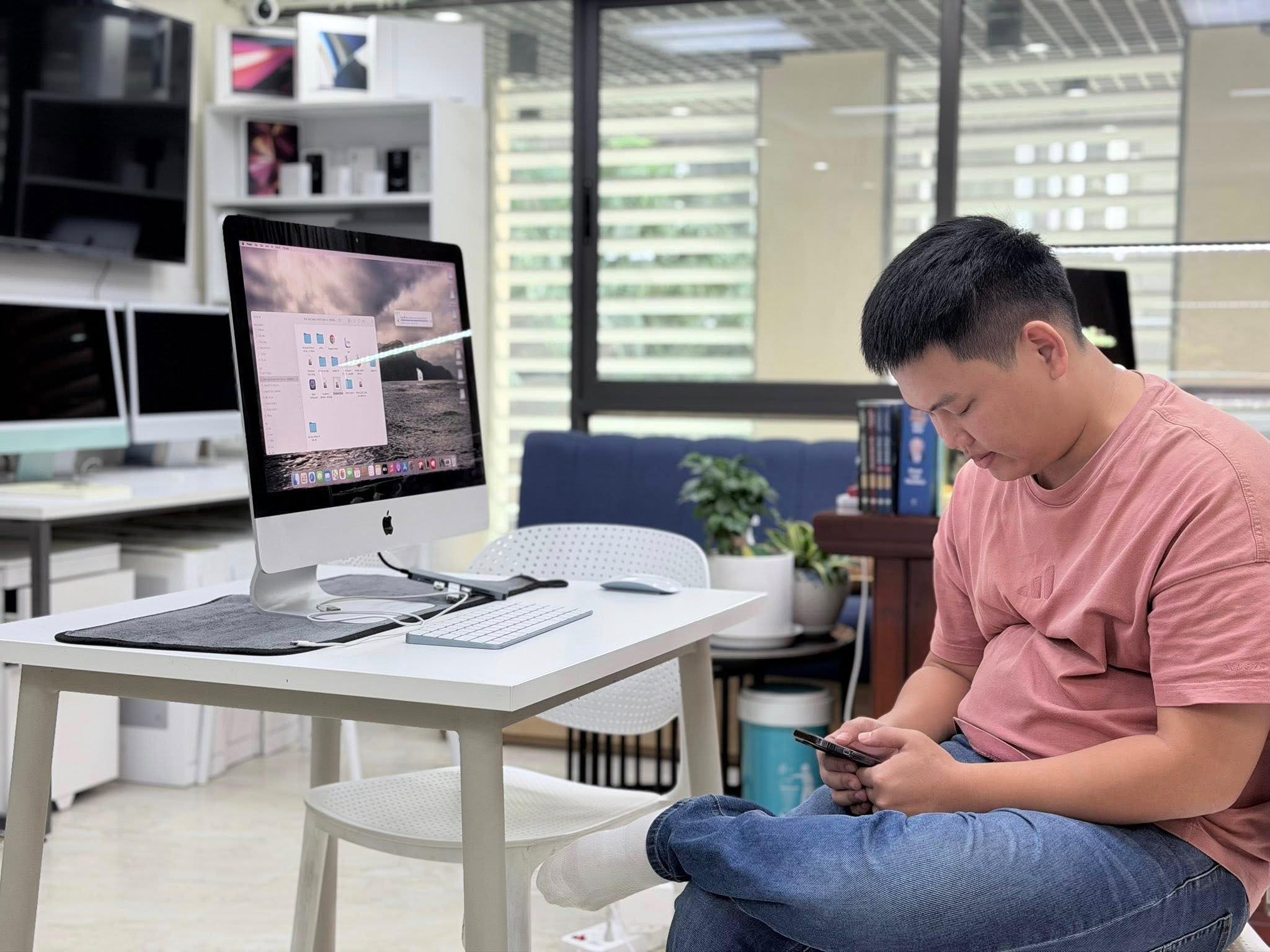 Có những vị khách test máy như đang… đi nghỉ dưỡng. iMac đẹp, anh khách chill, góc shop hôm nay đúng là hết nước chấm.