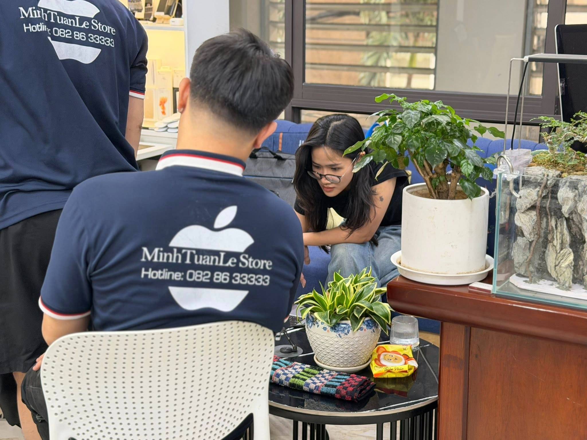 Nên mua MacBook nào để làm TikTok, YouTube? Câu chuyện thực tế từ một content creator và cách chọn máy phù hợp để dựng video mượt, tối ưu chi phí.