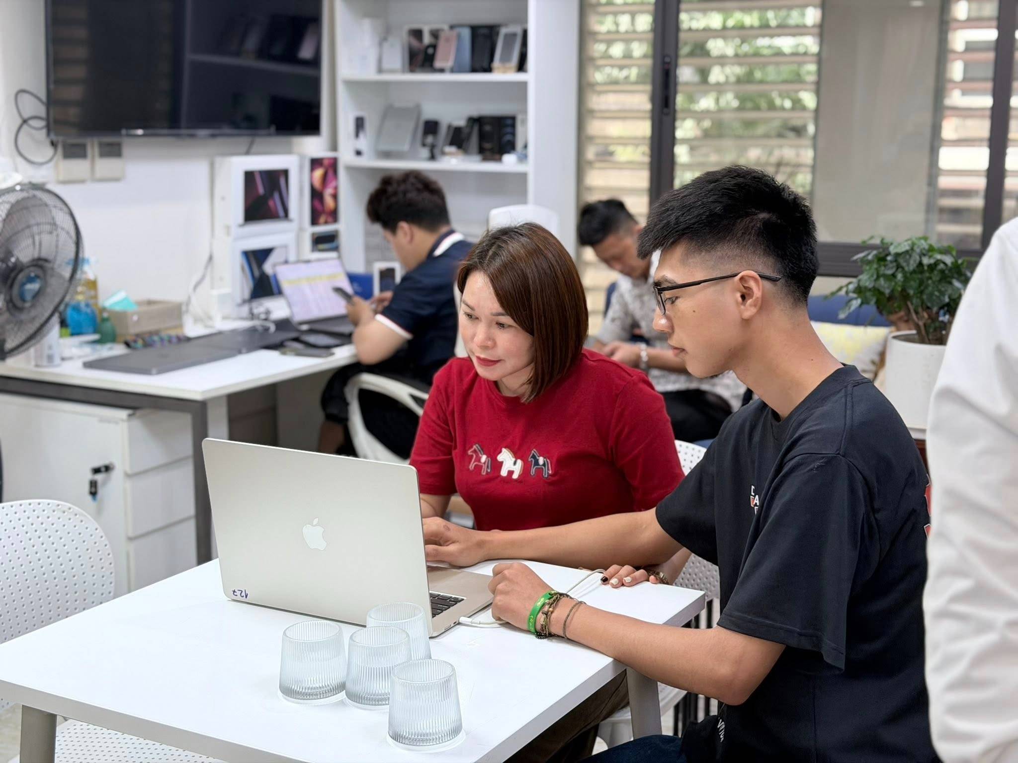Con dẫn mẹ đi xem máy – và quyết định được chốt ngay sau đó