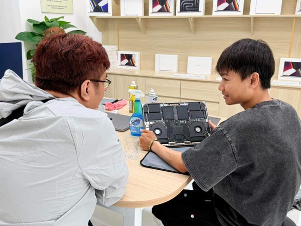 Cho anh xem bên trong máy luôn được không?” — Và cái gật đầu từ MTLS