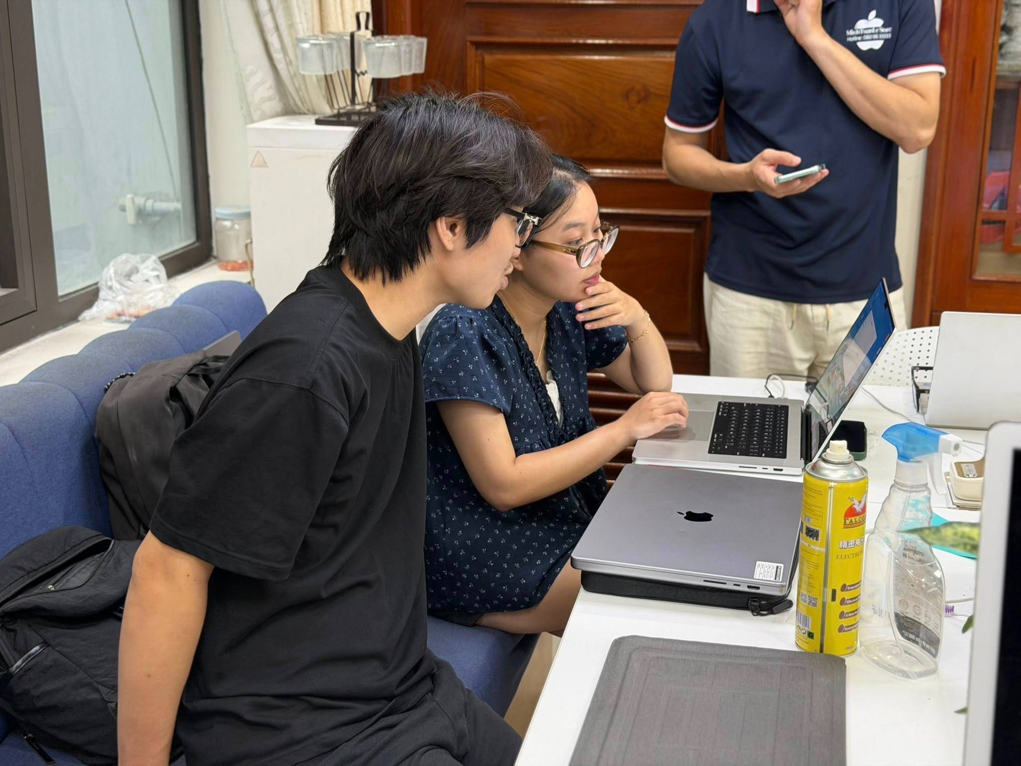 Vợ mua cho anh con này đi, anh ưng lắm rồi” – Một buổi đi mua MacBook cùng hai vợ chồng khách hàng