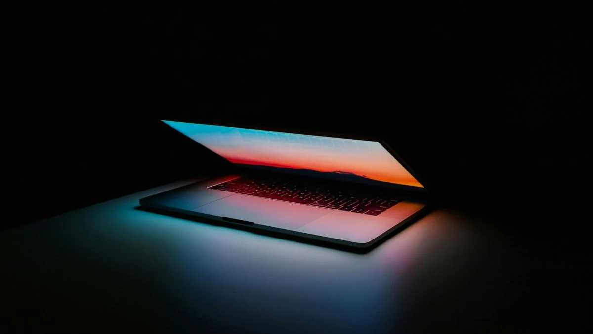 Việc ra mắt MacBook Pro màn hình cảm ứng có thể bị trì hoãn do thiếu RAM