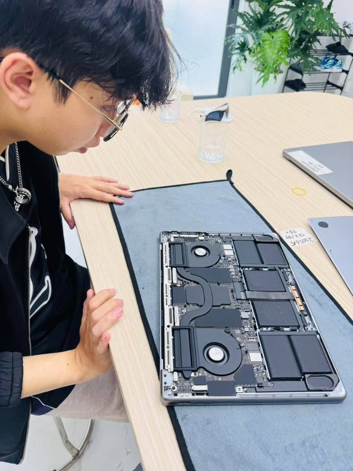 MUA MACBOOK LÀM ĐỒ HỌA, ĐIỀU QUAN TRỌNG NHẤT LÀ ĐƯỢC TỰ TAY KIỂM TRA TRƯỚC KHI NHẬN MÁY