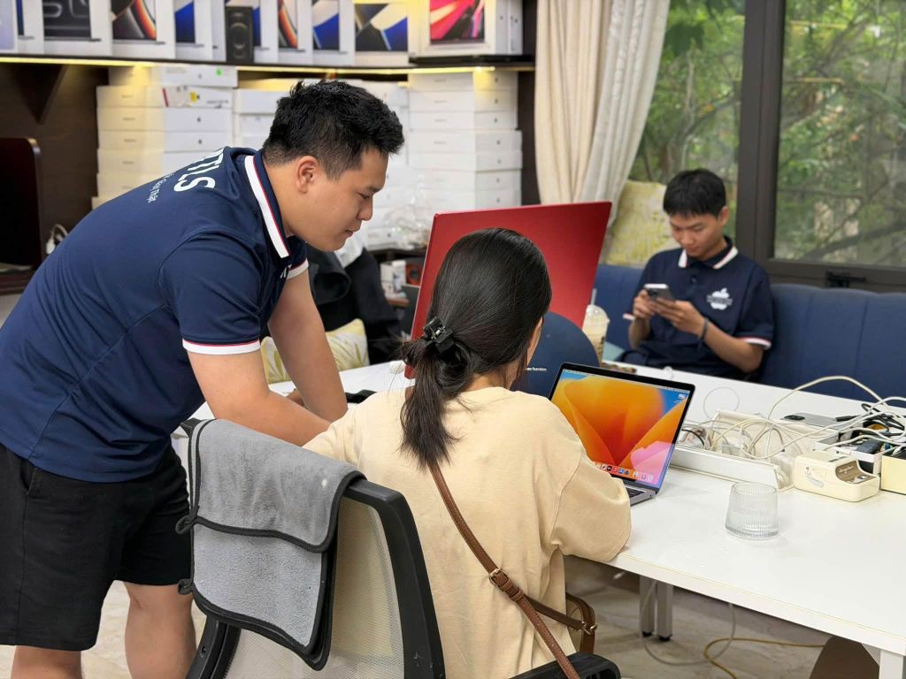 Ở MTLS, khách được tự tay trải nghiệm — và luôn có người kề bên