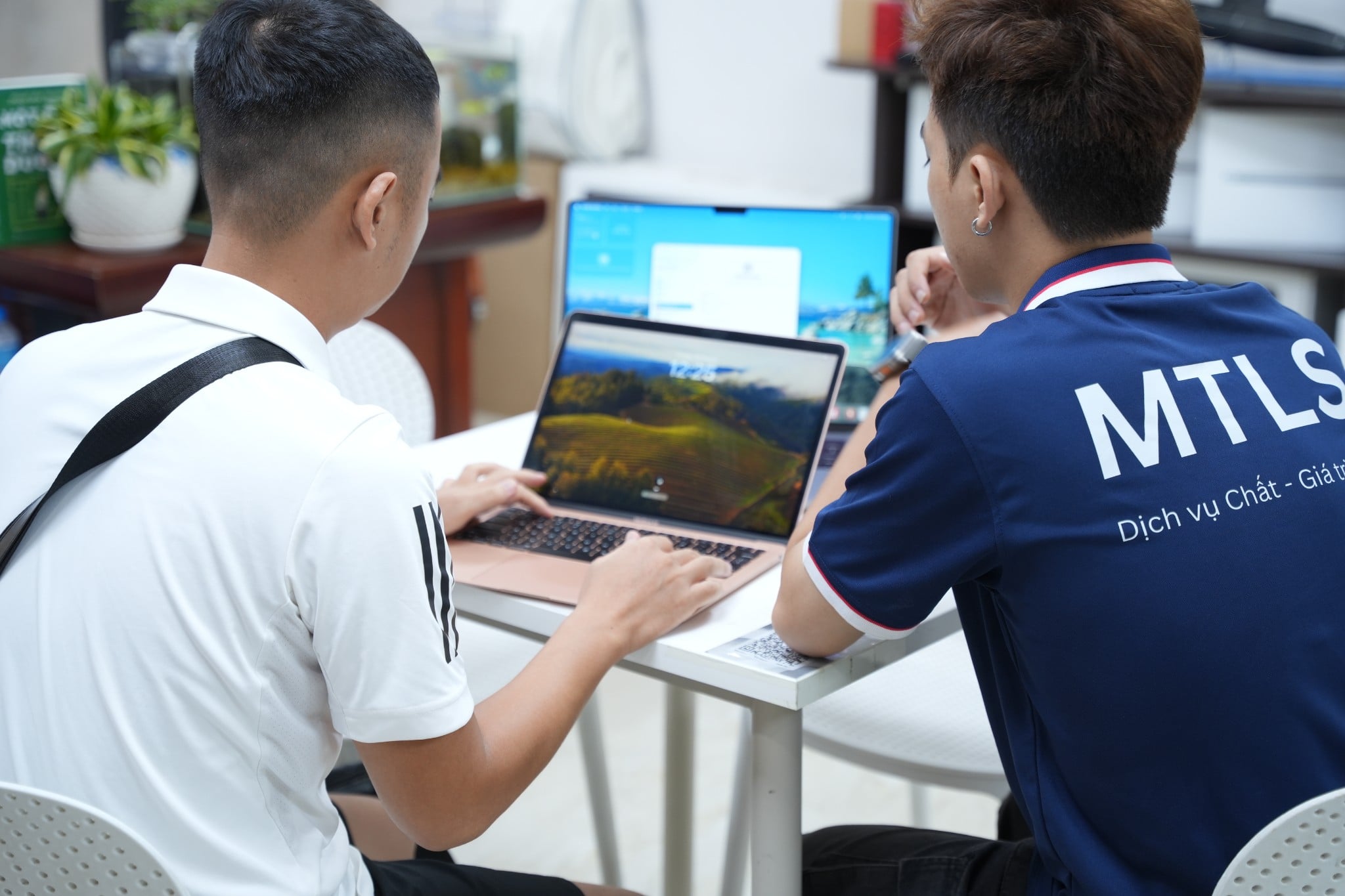 MacBook Air hay Pro cho Lập Trình? Chọn Chuẩn, Code Mượt!
