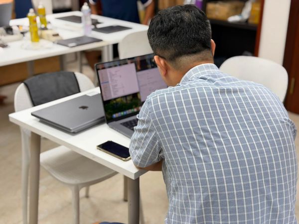 Chuyện về chiếc MacBook và nụ cười ở MTLS