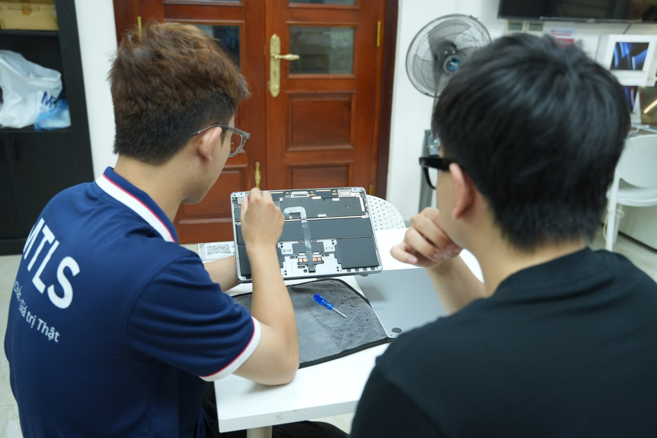 Câu chuyện chiếc MacBook Air và nụ cười rạng rỡ ở MTLS