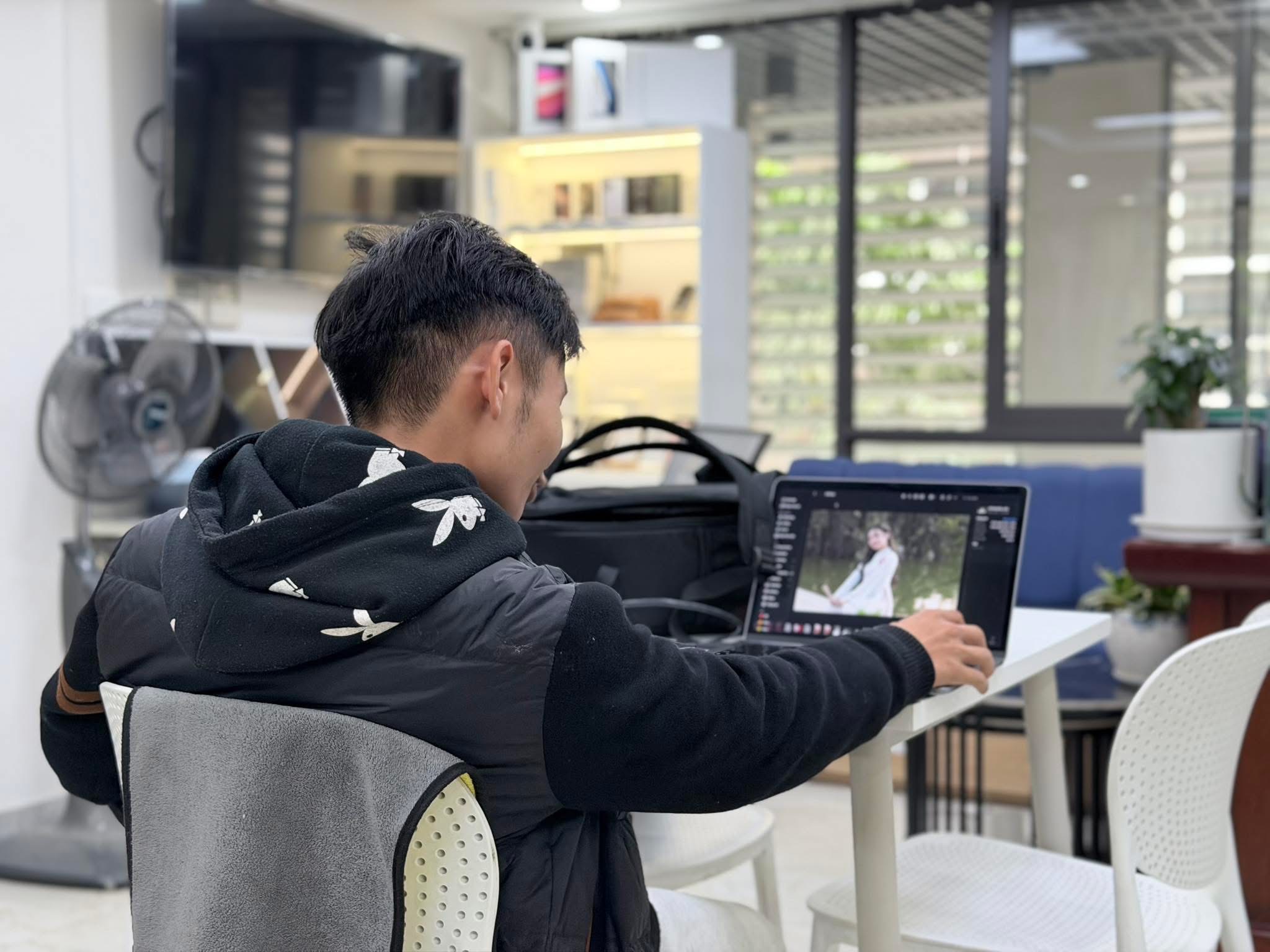 CẬN TẾT – THỢ ẢNH CHẠY JOB, MTLS CHẠY MÁY