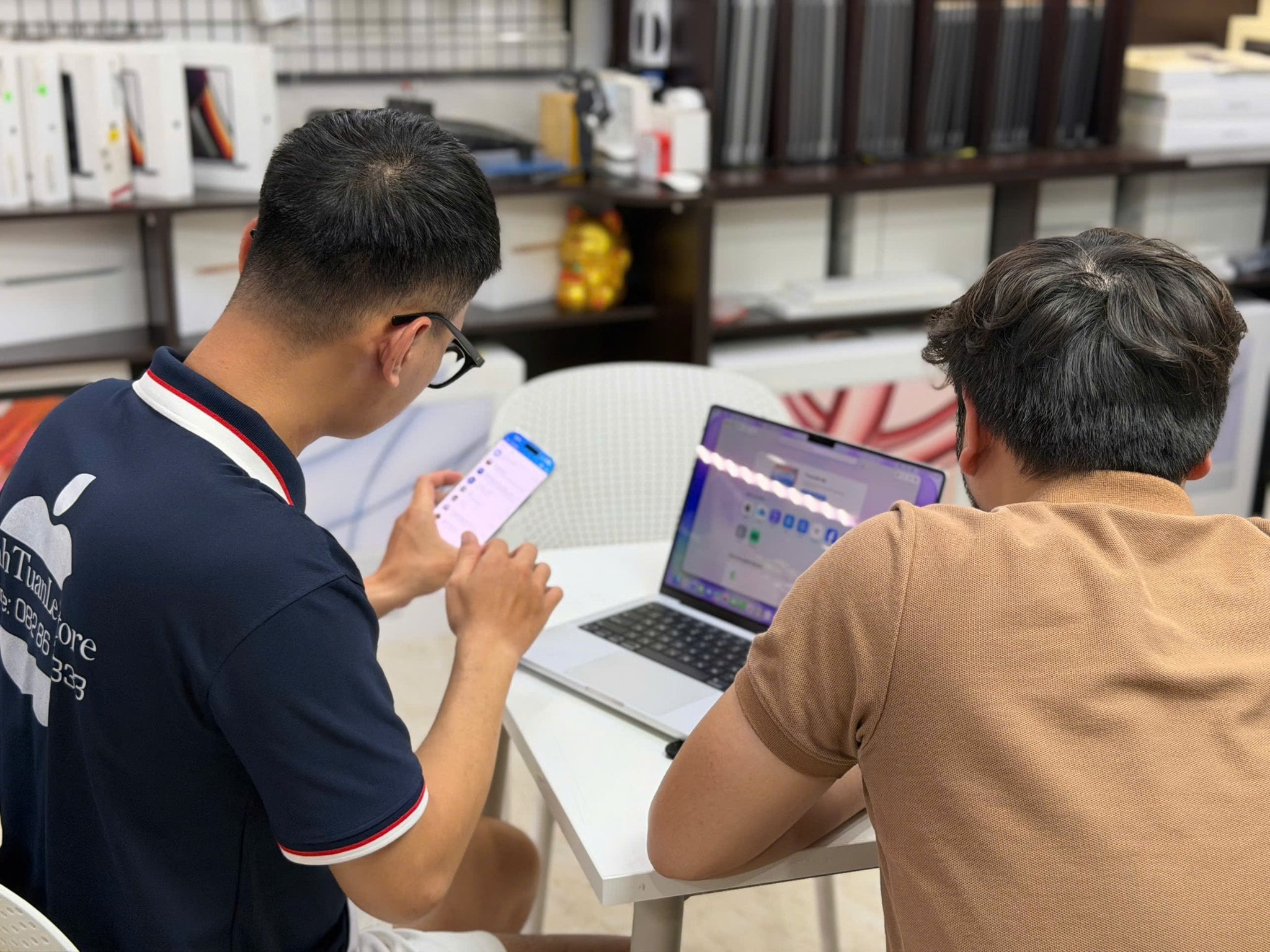 MTLS — nơi khách ghé không chỉ để mua một chiếc MacBook