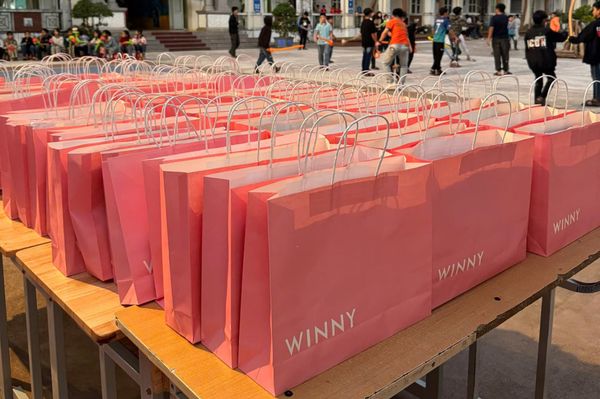 Winny trao tặng quần áo Thu Đông