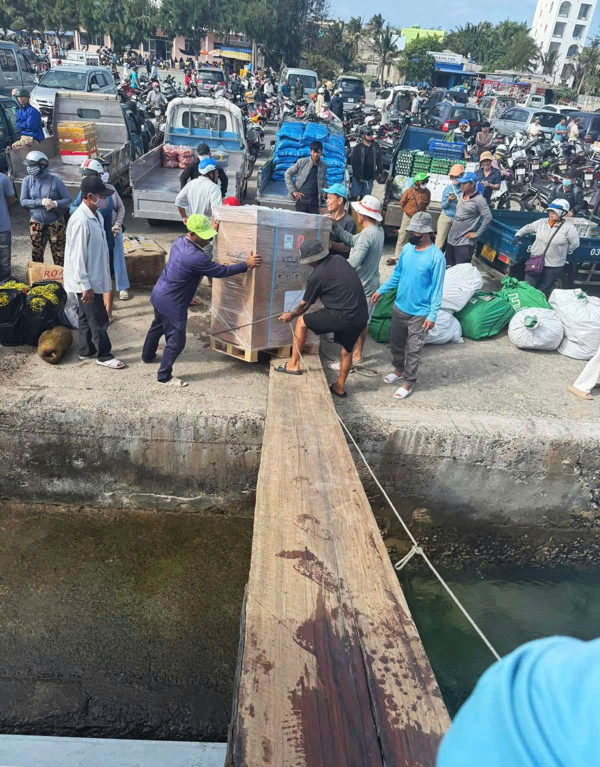 Hỗ trợ thiết bị cho cơ sở y tế vùng khó khăn