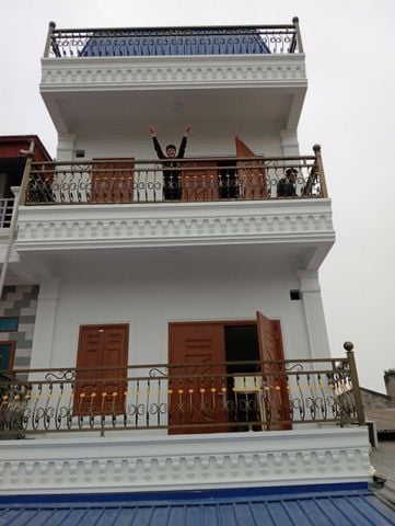 Công trình anh trung - Trường Thịnh, màu gõ đỏ