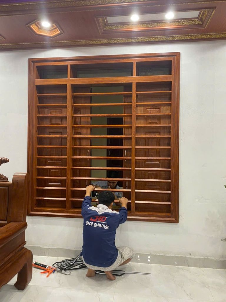 Thi công công trình nhà Anh chị Thiệu Hằng - TT Đại Nghĩa, màu Gõ đỏ Nam Phi, Lắp đặt ngày 28/08/2025