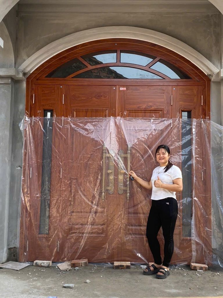 Thi công công trình anh chị Thắm Đạo, màu Gõ đỏ. Lắp đặt ngày 27/07/2025