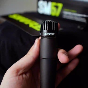 Shure SM57: Tiêu Chuẩn Vàng Cho Thu Âm Và Biểu Diễn Live