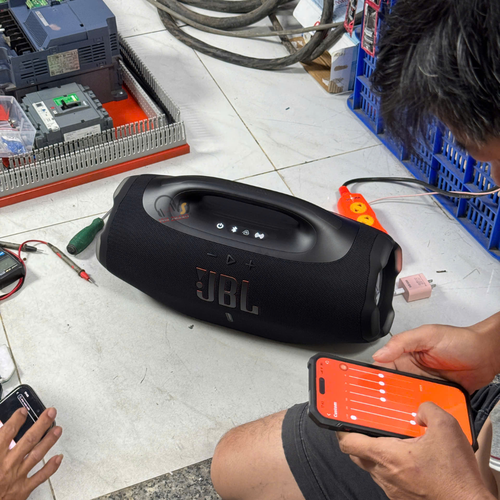 JBL Boombox 4 Bass Nảy Lực Hơn, Chơi Lâu Hơn Nhờ Pin 34 Giờ, IP68