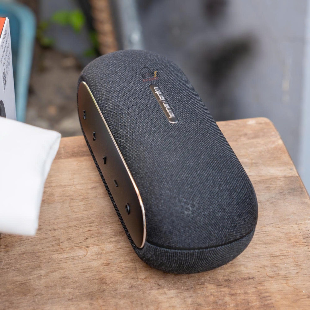 Trên tay Harman Kardon Luna: Bền bỉ bên ngoài, quyến rũ bên trong