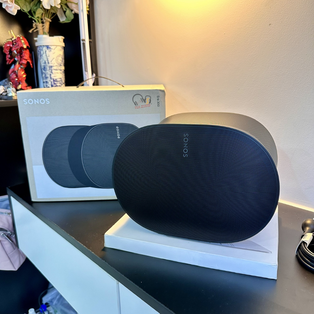 Soi nội thất và công nghệ đa hướng độc bản trên Sonos Era 300