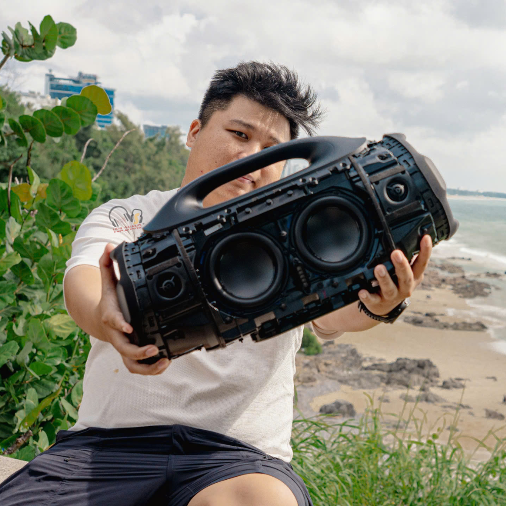 Mang loa tiệc tùng JBL Boombox 4 đi du lịch biển