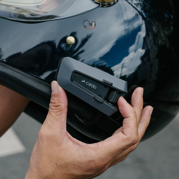 Trên Tay Cardo Packtalk Edge: Đế Nam Châm Air Mount Tiện Lợi