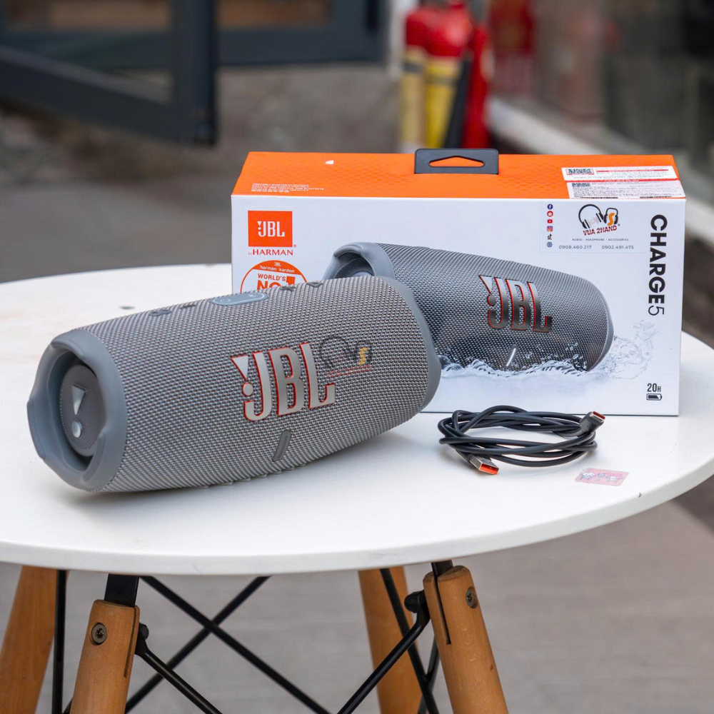 JBL Charge 5 nhỏ gọn nhưng mang sức mạnh của một dàn âm thanh