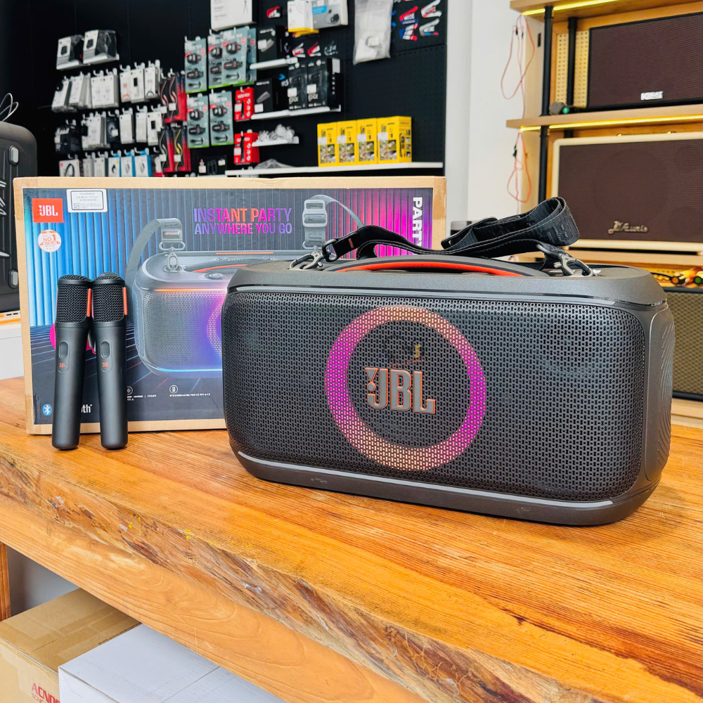 Hát Karaoke cực cháy với JBL Partybox On-The-Go 2: Mic xịn, Echo mượt