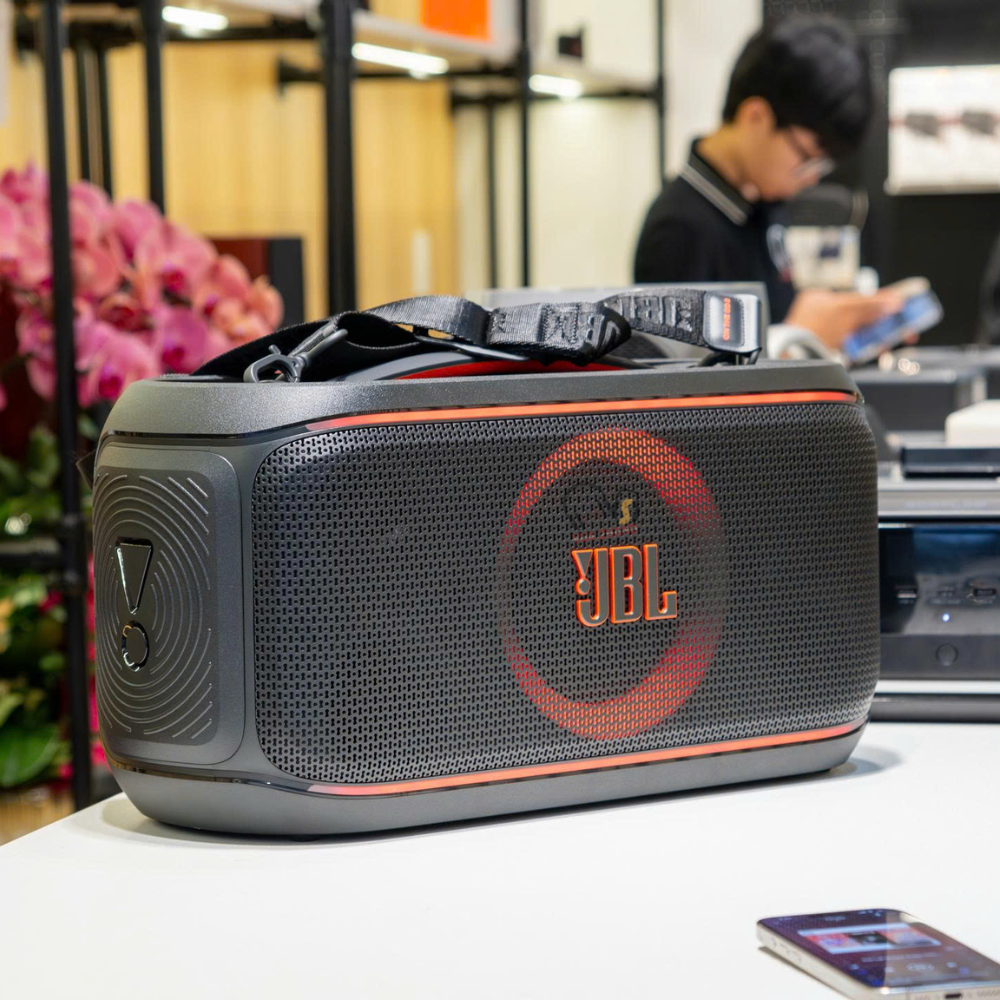 JBL PartyBox On-The-Go 2 Nâng Cấp Hoàn Hảo Cho Người Yêu Karaoke