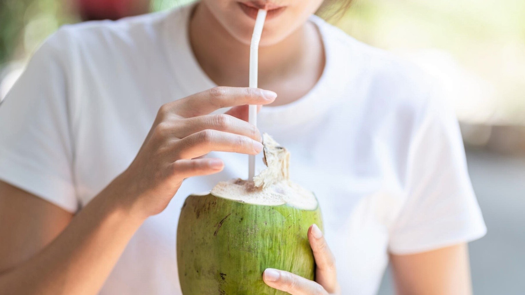 Uống Nước Dừa Giải Rượu Bia Có Tốt Không? Hướng Dẫn Hồi Sức Đúng Cách Từ Chuyên Gia