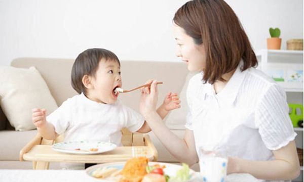 Bé mấy tháng ăn được cháo tổ yến