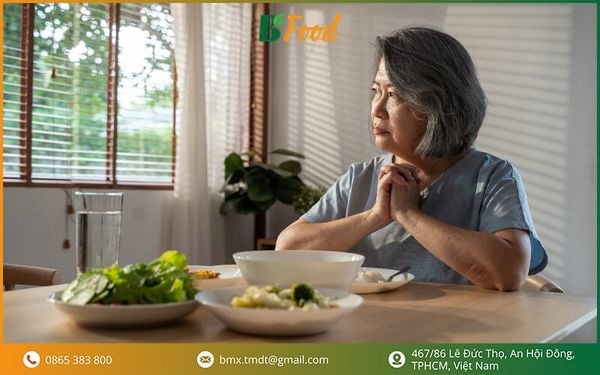 So sánh hiệu quả giữa cháo dinh dưỡng và sữa bổ sung canxi cho người già