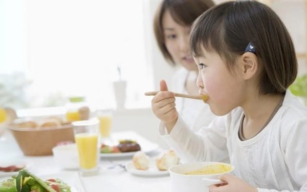 Những lưu ý khi cho bé ăn cháo tổ yến