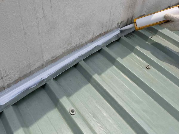 Xử lý mái tôn giáp tường bằng keo chống thấm