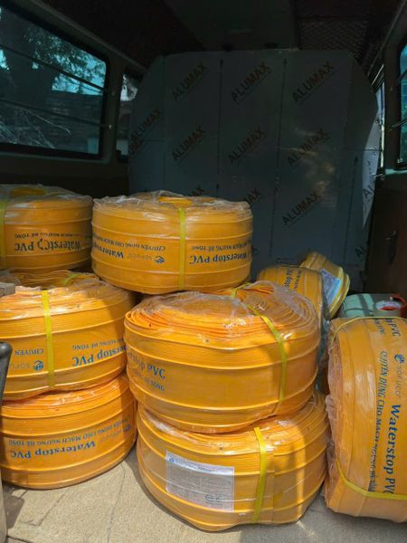 Băng cản nước O250&nbsp;là&nbsp;waterstop PVC dạng có bóng tròn trung tâm (center bulb), bản rộng&nbsp;250 mm. Liên hệ tư vấn - Mua hàng Băng cản nước O250 - Hotline : 0931.888.789