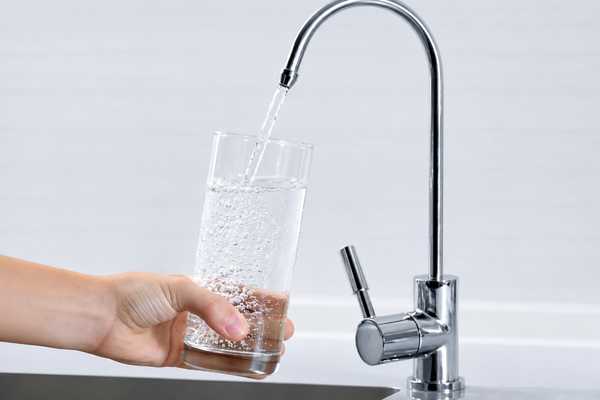 Vì sao nước ion kiềm mới lấy ra và nước để lâu có thể khác nhau?
