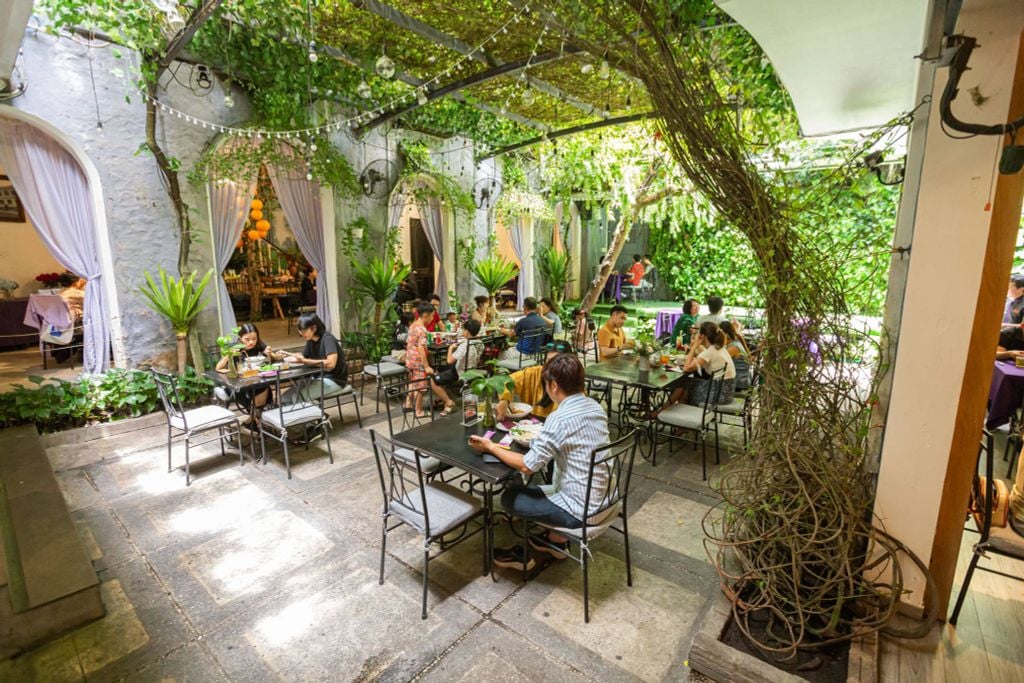 Nhà hàng sân vườn xanh mát, ấm cúng giữa lòng Sài Gòn