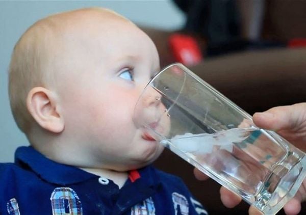Tìm hiểu bé bú sữa công thức có cần uống nước không?