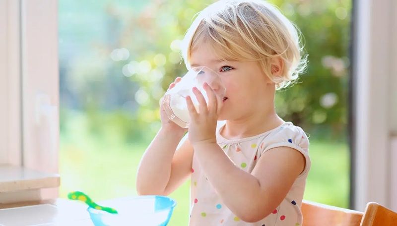 Cho trẻ uống sữa công thức đúng cách: Hướng dẫn chi tiết