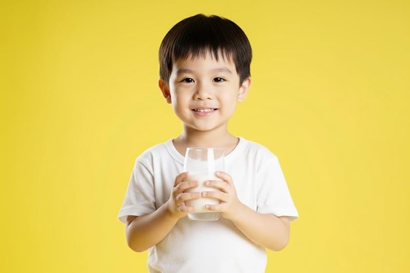 Mẹ nên cho bé uống sữa công thức đến mấy tuổi là tốt?