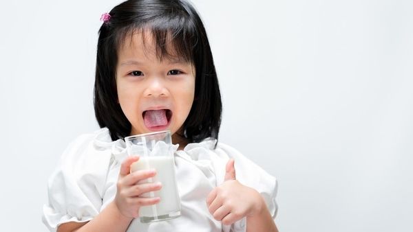 Giải đáp: Trẻ trên 3 tuổi có nên uống sữa công thức không?