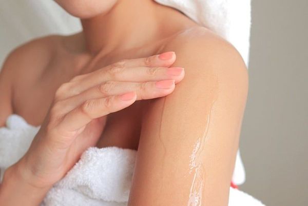 Dưỡng da body mùa lạnh: Body Oil Moaw Moaws hay Vaseline mới là chân ái dành cho bạn?