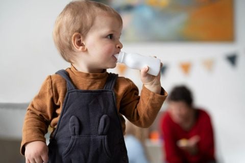 Cách lắc sữa công thức đúng chuẩn, ít bọt, không vón cục