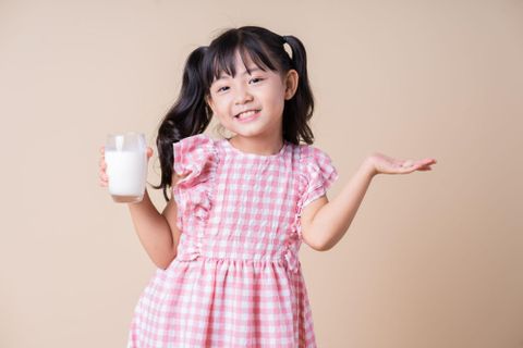 Có nên pha sữa bằng nước sôi? Nhiệt độ pha sữa đúng chuẩn