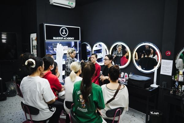 BH Asia đồng hành cùng lớp học chụp ảnh makeup chuyên nghiệp J. Makeup Academy