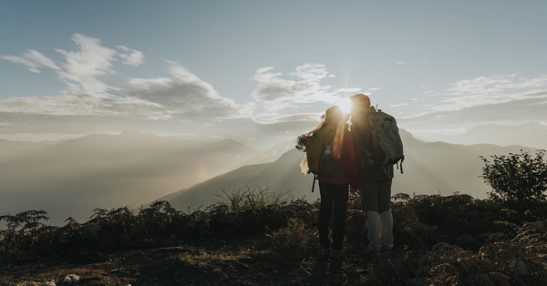 Du lịch biển đảo & Trekking 2026: Top 3+ thiết bị quay chụp bền bỉ, không lo hỏng hóc