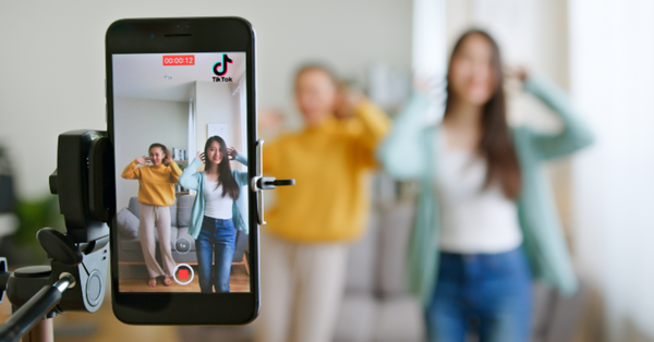 Hướng dẫn cách Livestream trên điện thoại chuyên nghiệp: Từ cơ bản đến nâng cao cho Content Creator