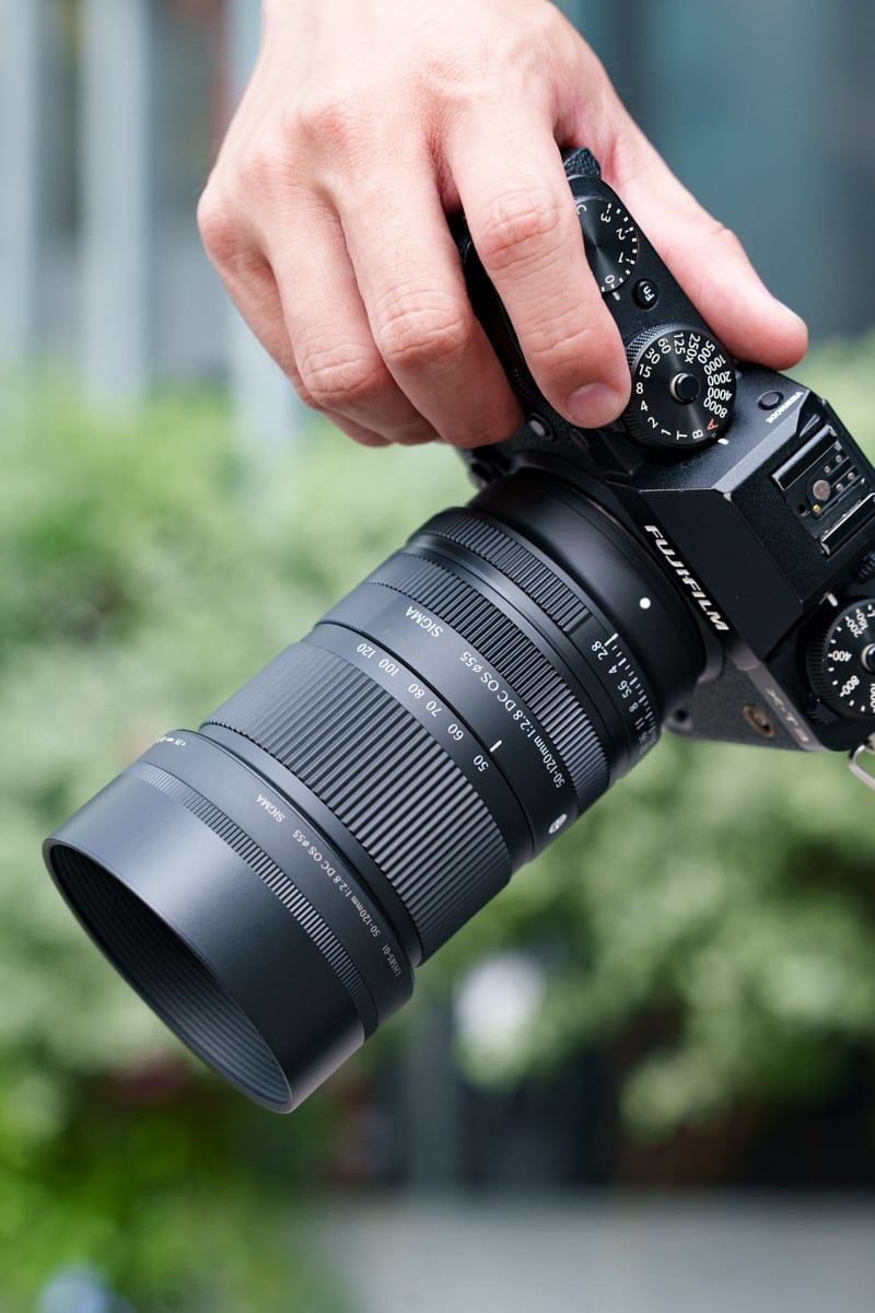 Thiết kế nhỏ gọn - Dễ mang theo, không thỏa hiệp hiệu năng: tiêu chuẩn mới cho ống kính tele zoom APS-C