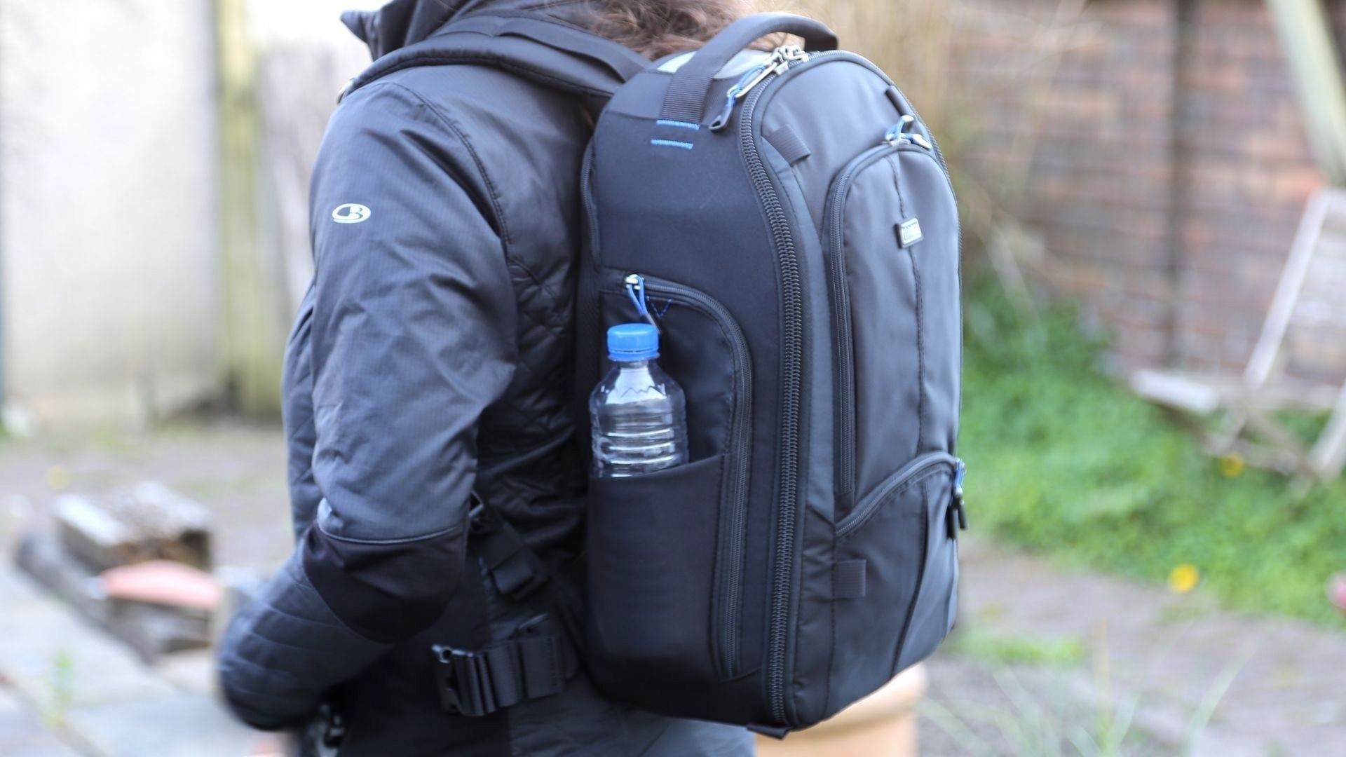 Mang nhiều thiết bị trong chuyến đi dài - Balo Think Tank StreetWalker V2.0