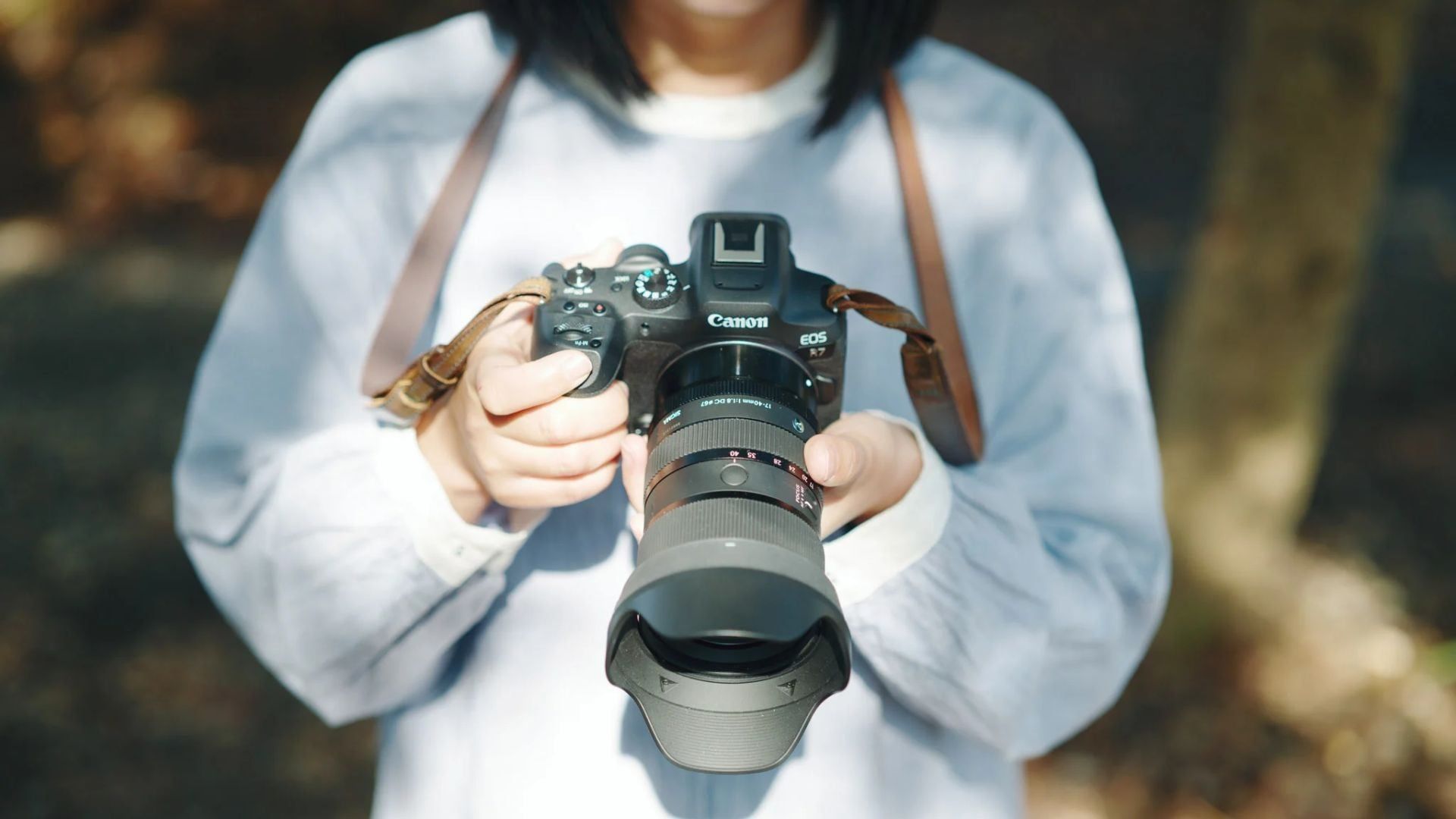 Đi trekking và du lịch nên ưu tiên prime nhẹ hay zoom linh hoạt?