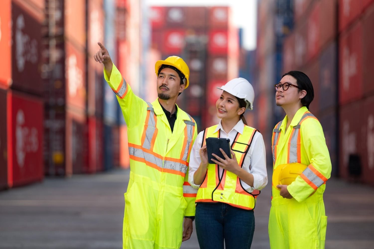 Nhân lực logistics Việt Nam trước “cú đúp” số hóa và logistics xanh: khoảng trống và lối ra